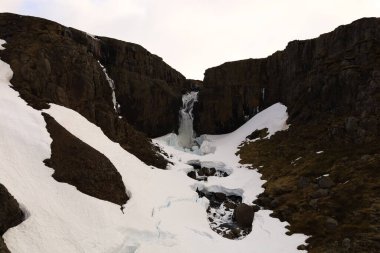 Fardagafoss, İzlanda 'nın doğu bölgesinde yer alan Seyoisfjorou kasabasına giden yolda Egilsstadir' in hemen dışında yer alan bir şelaledir.