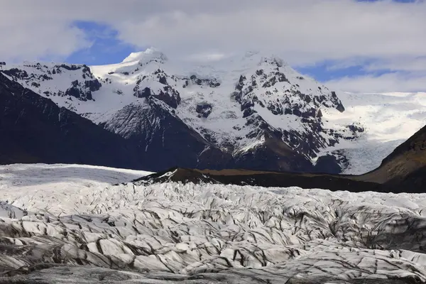 Svnafellsjkull İzlanda 'da bir buzuldur ve Vatnajkull' un buzul dilidir.