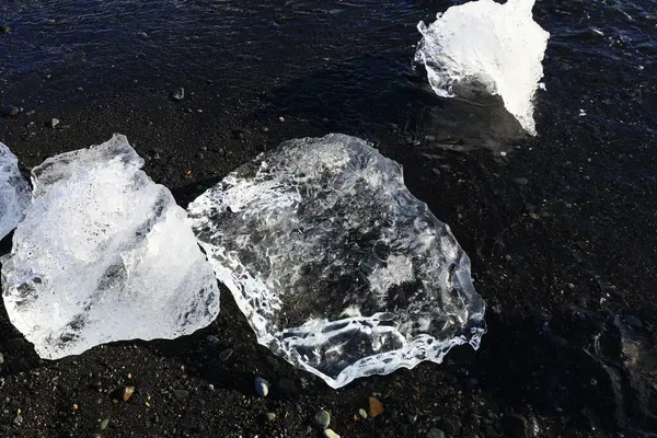 İzlanda 'nın güneyindeki Vatnajkull Ulusal Parkı' nın güney kesimindeki elmas plajındaki buzdağına bakın.