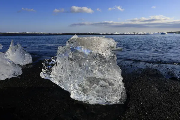 İzlanda 'nın güneyindeki Vatnajkull Ulusal Parkı' nın güney kesimindeki elmas plajındaki buzdağına bakın.