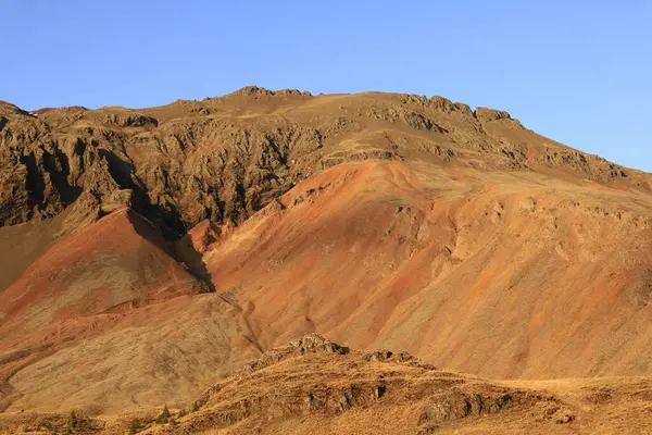 İzlanda 'nın güneyindeki bir dağa bak.