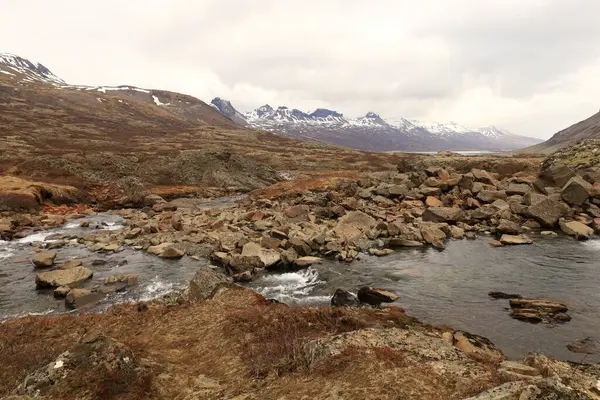 Nykurhylsfoss, Fossa Nehri 'ndeki Fossardalur' da gizli ve ıssız bir şelaleydi. 