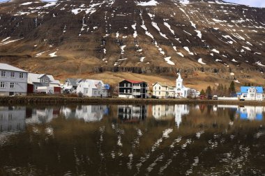 Seyisfjrur, İzlanda 'nın aynı adı taşıyan fiyordun sonunda yer alan bir şehirdir. Şehir Mlaing belediyesinde yer almaktadır..