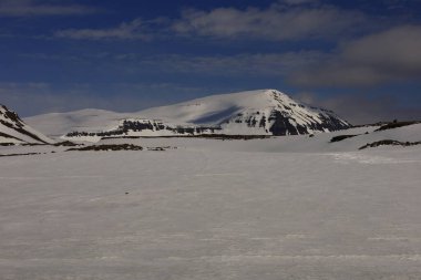 İzlanda 'nın doğu bölgesindeki bir dağa bakın. 