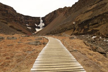 Hengifoss İzlanda 'daki en yüksek üçüncü şelaledir, 128 metre. Doğu İzlanda 'nın Fljotsdalshreppur kentindeki Hengifossa' da yer almaktadır.