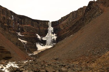 Hengifoss İzlanda 'daki en yüksek üçüncü şelaledir, 128 metre. Doğu İzlanda 'nın Fljotsdalshreppur kentindeki Hengifossa' da yer almaktadır.