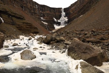 Hengifoss İzlanda 'daki en yüksek üçüncü şelaledir, 128 metre. Doğu İzlanda 'nın Fljotsdalshreppur kentindeki Hengifossa' da yer almaktadır.