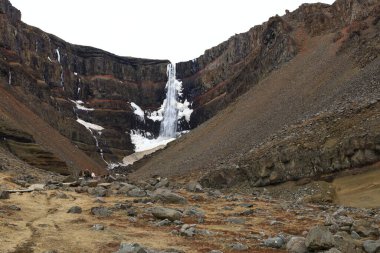 Hengifoss İzlanda 'daki en yüksek üçüncü şelaledir, 128 metre. Doğu İzlanda 'nın Fljotsdalshreppur kentindeki Hengifossa' da yer almaktadır.