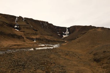 Hengifoss İzlanda 'daki en yüksek üçüncü şelaledir, 128 metre. Doğu İzlanda 'nın Fljotsdalshreppur kentindeki Hengifossa' da yer almaktadır.