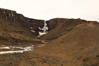 Hengifoss İzlanda 'daki en yüksek üçüncü şelaledir, 128 metre. Doğu İzlanda 'nın Fljotsdalshreppur kentindeki Hengifossa' da yer almaktadır.