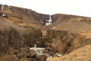 Hengifoss İzlanda 'daki en yüksek üçüncü şelaledir, 128 metre. Doğu İzlanda 'nın Fljotsdalshreppur kentindeki Hengifossa' da yer almaktadır.