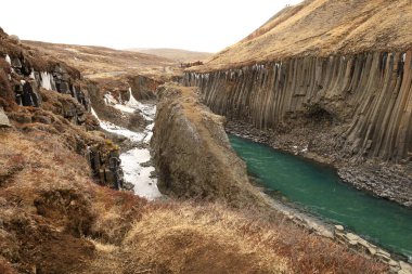 Studlagil Kanyonu, İzlanda 'nın doğusunda Jokuldalur adı verilen buzul vadisinde yer almaktadır.. 