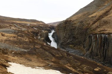 Studlagil Kanyonu, İzlanda 'nın doğusunda Jokuldalur adı verilen buzul vadisinde yer almaktadır.. 