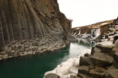 Studlagil Kanyonu, İzlanda 'nın doğusunda Jokuldalur adı verilen buzul vadisinde yer almaktadır.. 