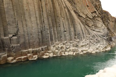 Studlagil Kanyonu, İzlanda 'nın doğusunda Jokuldalur adı verilen buzul vadisinde yer almaktadır.. 