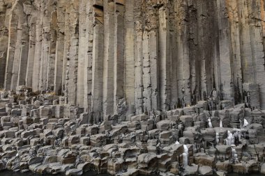 Studlagil Kanyonu, Doğu İzlanda 'da, Jokuldalur adı verilen Buzul Vadisi' nde bulunur. İzlanda 'daki en fazla sayıda bazalt kaya sütunu ve çarpıcı mavi-yeşil buzul nehri ile, Studlagil İzlanda' nın gizli mücevherlerinden biridir.