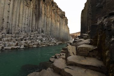 Studlagil Kanyonu, Doğu İzlanda 'da, Jokuldalur adı verilen Buzul Vadisi' nde bulunur. İzlanda 'daki en fazla sayıda bazalt kaya sütunu ve çarpıcı mavi-yeşil buzul nehri ile, Studlagil İzlanda' nın gizli mücevherlerinden biridir.