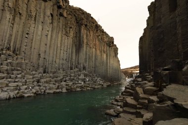 Studlagil Kanyonu, Doğu İzlanda 'da, Jokuldalur adı verilen Buzul Vadisi' nde bulunur. İzlanda 'daki en fazla sayıda bazalt kaya sütunu ve çarpıcı mavi-yeşil buzul nehri ile, Studlagil İzlanda' nın gizli mücevherlerinden biridir.