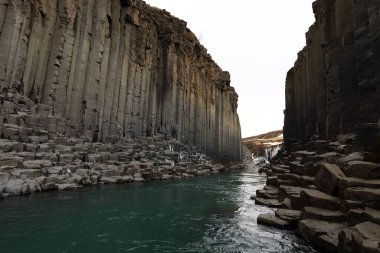 Studlagil Kanyonu, Doğu İzlanda 'da, Jokuldalur adı verilen Buzul Vadisi' nde bulunur. İzlanda 'daki en fazla sayıda bazalt kaya sütunu ve çarpıcı mavi-yeşil buzul nehri ile, Studlagil İzlanda' nın gizli mücevherlerinden biridir.