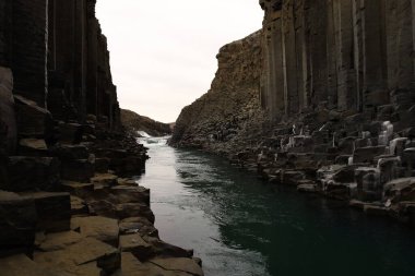 Studlagil Kanyonu, Doğu İzlanda 'da, Jokuldalur adı verilen Buzul Vadisi' nde bulunur. İzlanda 'daki en fazla sayıda bazalt kaya sütunu ve çarpıcı mavi-yeşil buzul nehri ile, Studlagil İzlanda' nın gizli mücevherlerinden biridir.