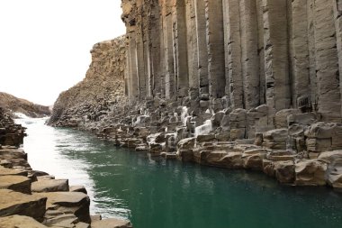 Studlagil Kanyonu, Doğu İzlanda 'da, Jokuldalur adı verilen Buzul Vadisi' nde bulunur. İzlanda 'daki en fazla sayıda bazalt kaya sütunu ve çarpıcı mavi-yeşil buzul nehri ile, Studlagil İzlanda' nın gizli mücevherlerinden biridir.