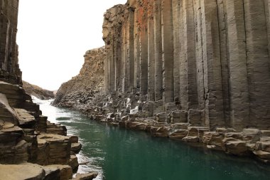 Studlagil Kanyonu, Doğu İzlanda 'da, Jokuldalur adı verilen Buzul Vadisi' nde bulunur. İzlanda 'daki en fazla sayıda bazalt kaya sütunu ve çarpıcı mavi-yeşil buzul nehri ile, Studlagil İzlanda' nın gizli mücevherlerinden biridir.