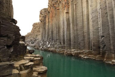 Studlagil Kanyonu, Doğu İzlanda 'da, Jokuldalur adı verilen Buzul Vadisi' nde bulunur. İzlanda 'daki en fazla sayıda bazalt kaya sütunu ve çarpıcı mavi-yeşil buzul nehri ile, Studlagil İzlanda' nın gizli mücevherlerinden biridir.