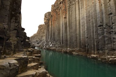 Studlagil Kanyonu, Doğu İzlanda 'da, Jokuldalur adı verilen Buzul Vadisi' nde bulunur. İzlanda 'daki en fazla sayıda bazalt kaya sütunu ve çarpıcı mavi-yeşil buzul nehri ile, Studlagil İzlanda' nın gizli mücevherlerinden biridir.