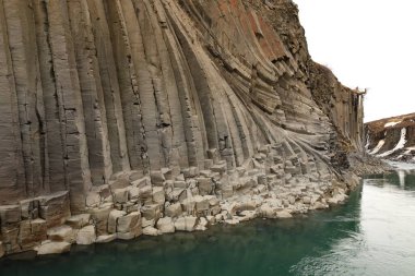 Studlagil Kanyonu, Doğu İzlanda 'da, Jokuldalur adı verilen Buzul Vadisi' nde bulunur. İzlanda 'daki en fazla sayıda bazalt kaya sütunu ve çarpıcı mavi-yeşil buzul nehri ile, Studlagil İzlanda' nın gizli mücevherlerinden biridir.