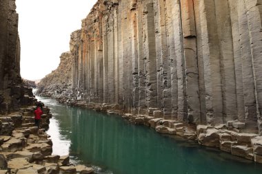 Studlagil Kanyonu, Doğu İzlanda 'da, Jokuldalur adı verilen Buzul Vadisi' nde bulunur. İzlanda 'daki en fazla sayıda bazalt kaya sütunu ve çarpıcı mavi-yeşil buzul nehri ile, Studlagil İzlanda' nın gizli mücevherlerinden biridir.