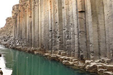 Studlagil Kanyonu, Doğu İzlanda 'da, Jokuldalur adı verilen Buzul Vadisi' nde bulunur. İzlanda 'daki en fazla sayıda bazalt kaya sütunu ve çarpıcı mavi-yeşil buzul nehri ile, Studlagil İzlanda' nın gizli mücevherlerinden biridir.