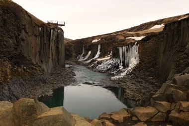 Studlagil Kanyonu, Doğu İzlanda 'da, Jokuldalur adı verilen Buzul Vadisi' nde bulunur. İzlanda 'daki en fazla sayıda bazalt kaya sütunu ve çarpıcı mavi-yeşil buzul nehri ile, Studlagil İzlanda' nın gizli mücevherlerinden biridir.