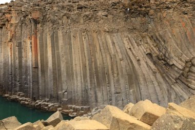 Studlagil Kanyonu, Doğu İzlanda 'da, Jokuldalur adı verilen Buzul Vadisi' nde bulunur. İzlanda 'daki en fazla sayıda bazalt kaya sütunu ve çarpıcı mavi-yeşil buzul nehri ile, Studlagil İzlanda' nın gizli mücevherlerinden biridir.