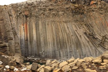 Studlagil Kanyonu, Doğu İzlanda 'da, Jokuldalur adı verilen Buzul Vadisi' nde bulunur. İzlanda 'daki en fazla sayıda bazalt kaya sütunu ve çarpıcı mavi-yeşil buzul nehri ile, Studlagil İzlanda' nın gizli mücevherlerinden biridir.