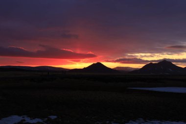Kuzeydoğu bölgesindeki dağlara bakın. İzlanda 'nın sekiz geleneksel bölgesinden biridir ve adanın kuzeyinde yer alır.
