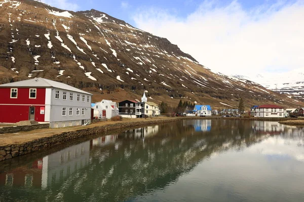 Seyisfjrur, İzlanda 'nın aynı adı taşıyan fiyordun sonunda yer alan bir şehirdir. Şehir Mlaing belediyesinde yer almaktadır..