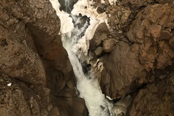 Hengifoss İzlanda 'daki en yüksek üçüncü şelaledir, 128 metre. Doğu İzlanda 'nın Fljotsdalshreppur kentindeki Hengifossa' da yer almaktadır.