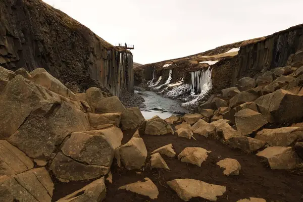 Studlagil Kanyonu, Doğu İzlanda 'da, Jokuldalur adı verilen Buzul Vadisi' nde bulunur. İzlanda 'daki en fazla sayıda bazalt kaya sütunu ve çarpıcı mavi-yeşil buzul nehri ile, Studlagil İzlanda' nın gizli mücevherlerinden biridir.