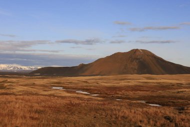 Kuzeydoğu bölgesindeki dağlara bakın. İzlanda 'nın sekiz geleneksel bölgesinden biridir ve adanın kuzeyinde yer alır.