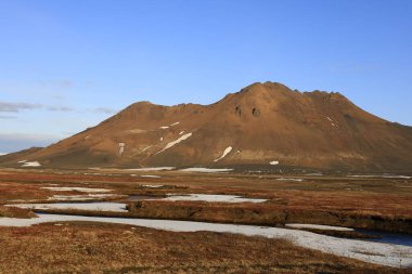 Kuzeydoğu bölgesindeki dağlara bakın. İzlanda 'nın sekiz geleneksel bölgesinden biridir ve adanın kuzeyinde yer alır.