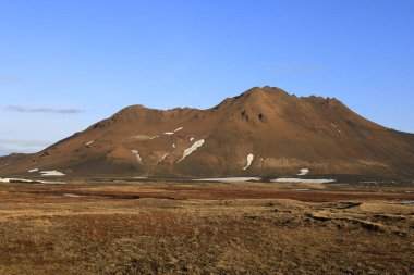Kuzeydoğu bölgesindeki dağlara bakın. İzlanda 'nın sekiz geleneksel bölgesinden biridir ve adanın kuzeyinde yer alır.