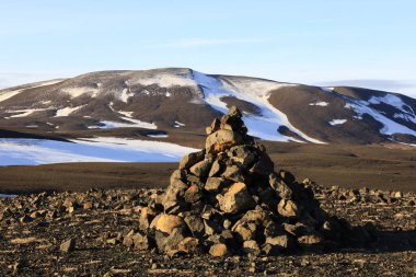 Kuzeydoğu bölgesindeki dağlara bakın. İzlanda 'nın sekiz geleneksel bölgesinden biridir ve adanın kuzeyinde yer alır.