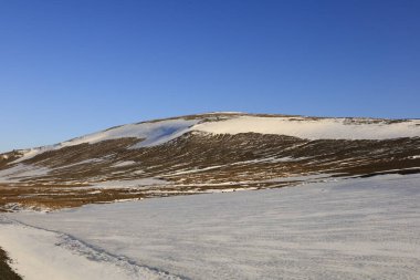 Kuzeydoğu bölgesindeki dağlara bakın. İzlanda 'nın sekiz geleneksel bölgesinden biridir ve adanın kuzeyinde yer alır.