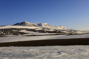 Kuzeydoğu bölgesindeki dağlara bakın. İzlanda 'nın sekiz geleneksel bölgesinden biridir ve adanın kuzeyinde yer alır.