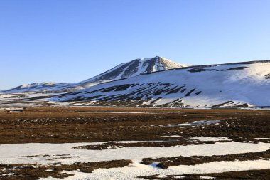 Kuzeydoğu bölgesindeki dağlara bakın. İzlanda 'nın sekiz geleneksel bölgesinden biridir ve adanın kuzeyinde yer alır.