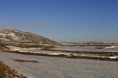 Kuzeydoğu bölgesindeki dağlara bakın. İzlanda 'nın sekiz geleneksel bölgesinden biridir ve adanın kuzeyinde yer alır.