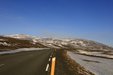 İzlanda 'nın doğu bölgesindeki bir yola bak
