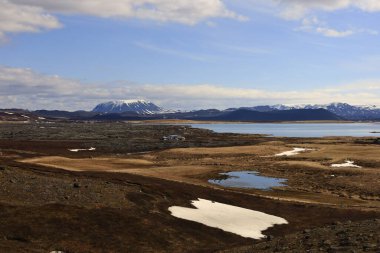 Myvatn, İzlanda 'nın kuzeyinde, Krafla volkanı yakınlarında aktif bir volkanik bölgede bulunan sığ bir göldür..