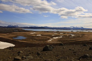 Myvatn, İzlanda 'nın kuzeyinde, Krafla volkanı yakınlarında aktif bir volkanik bölgede bulunan sığ bir göldür..