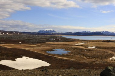 Myvatn, İzlanda 'nın kuzeyinde, Krafla volkanı yakınlarında aktif bir volkanik bölgede bulunan sığ bir göldür..